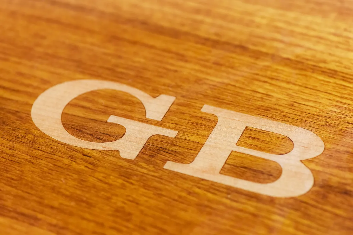 Grand Banks 70: In eine Holzoberfläche eingelassenes Logo