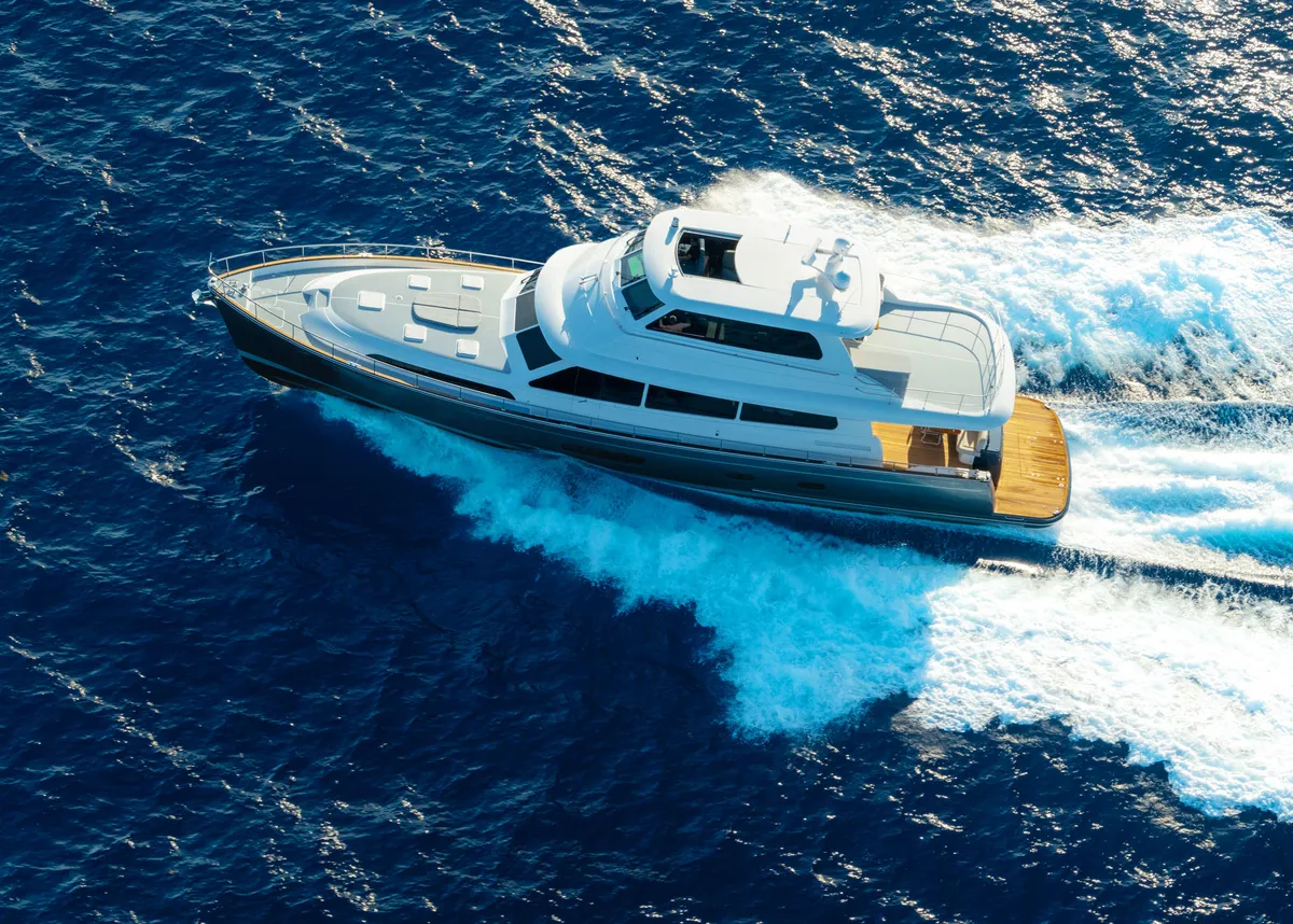 Grand Banks 85: Eine Fahrtenyacht, die auf dem Meer fährt und eine Heckwelle hinter sich herzieht