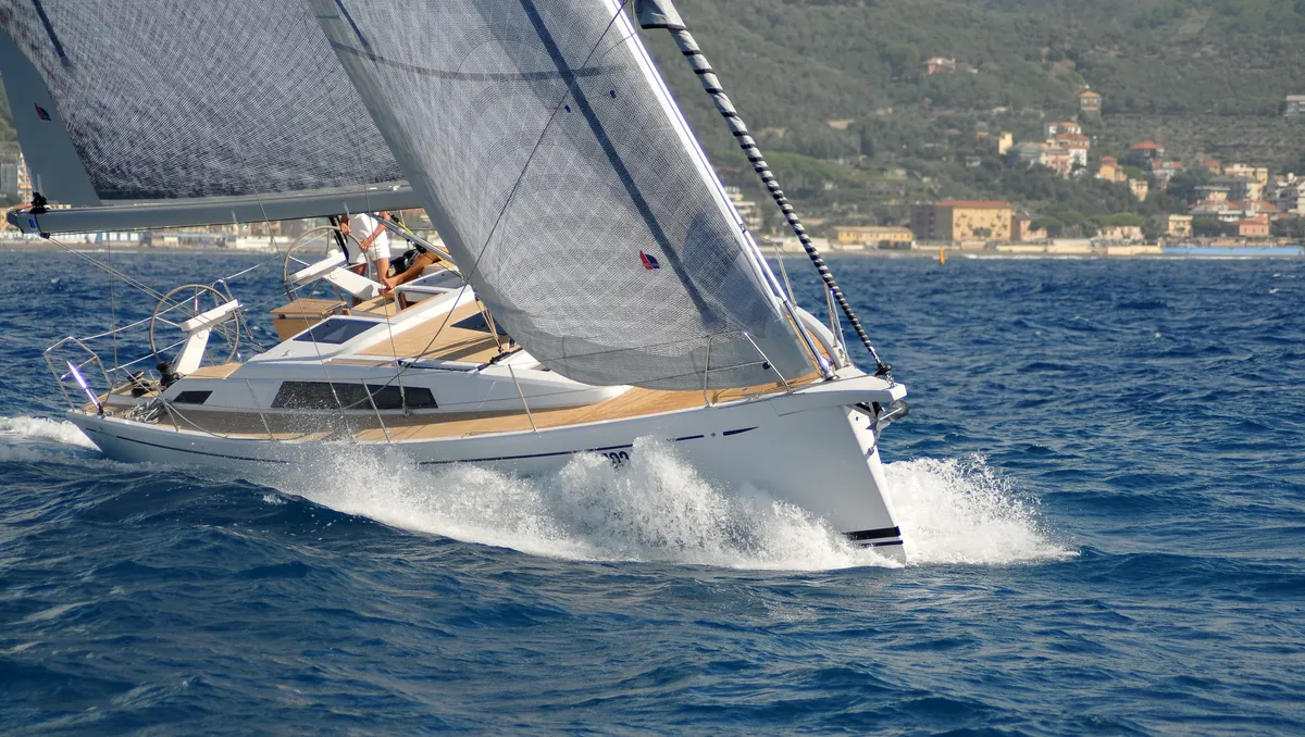 Grand Soleil 42 Long Cruise: Ein Segelboot, das durch die Wellen pflügt