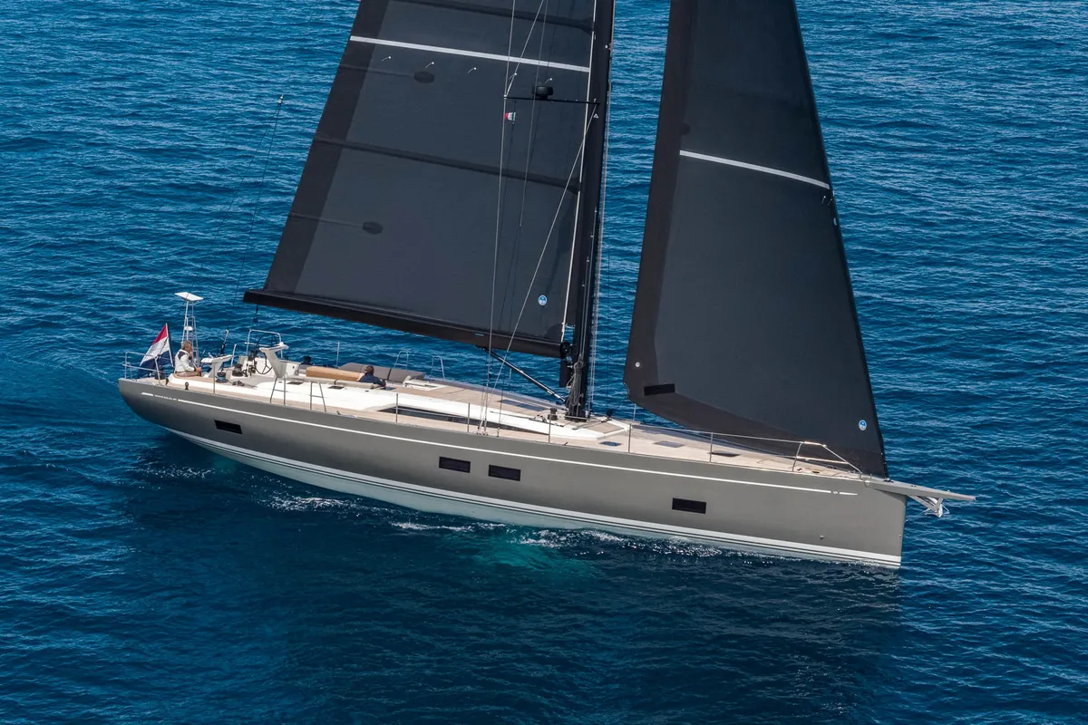 Grand Soleil Plus 65 Performance: Segelboot mit schwarzen Segeln auf dem Meer