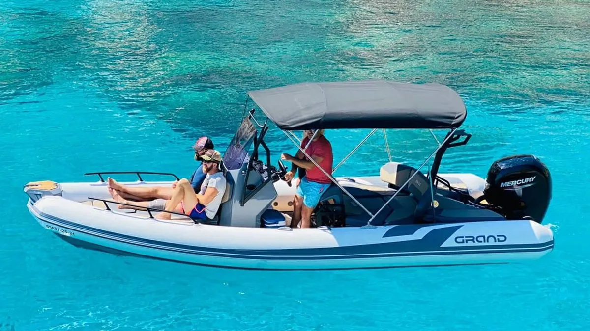 Grand D600 LUX: Rubber dinghy with people at sea