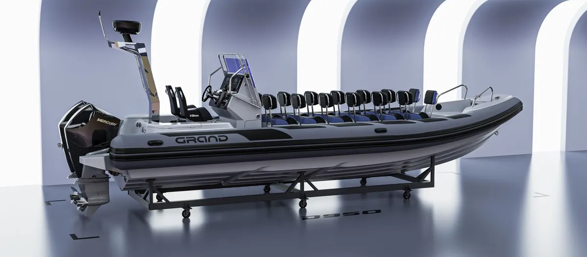 Grand D950: RIB with multiple seats