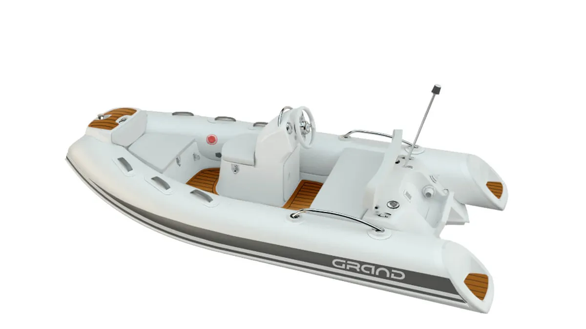 Grand G380: Gummiboot mit Steuerstand und Polsterung