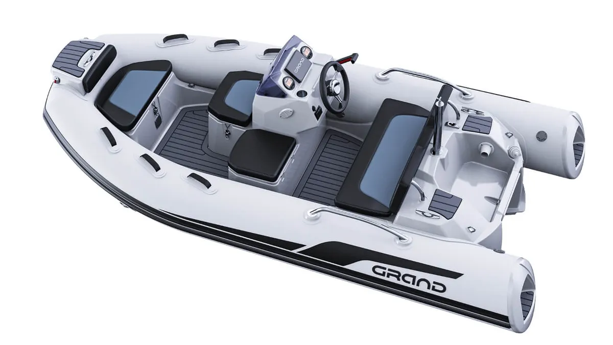 Grand G380N: Gummiboot mit Steuerstand – Draufsicht