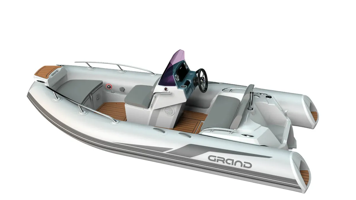 Grand G420: Gummiboot mit Steuerkonsole vor weißem Hintergrund
