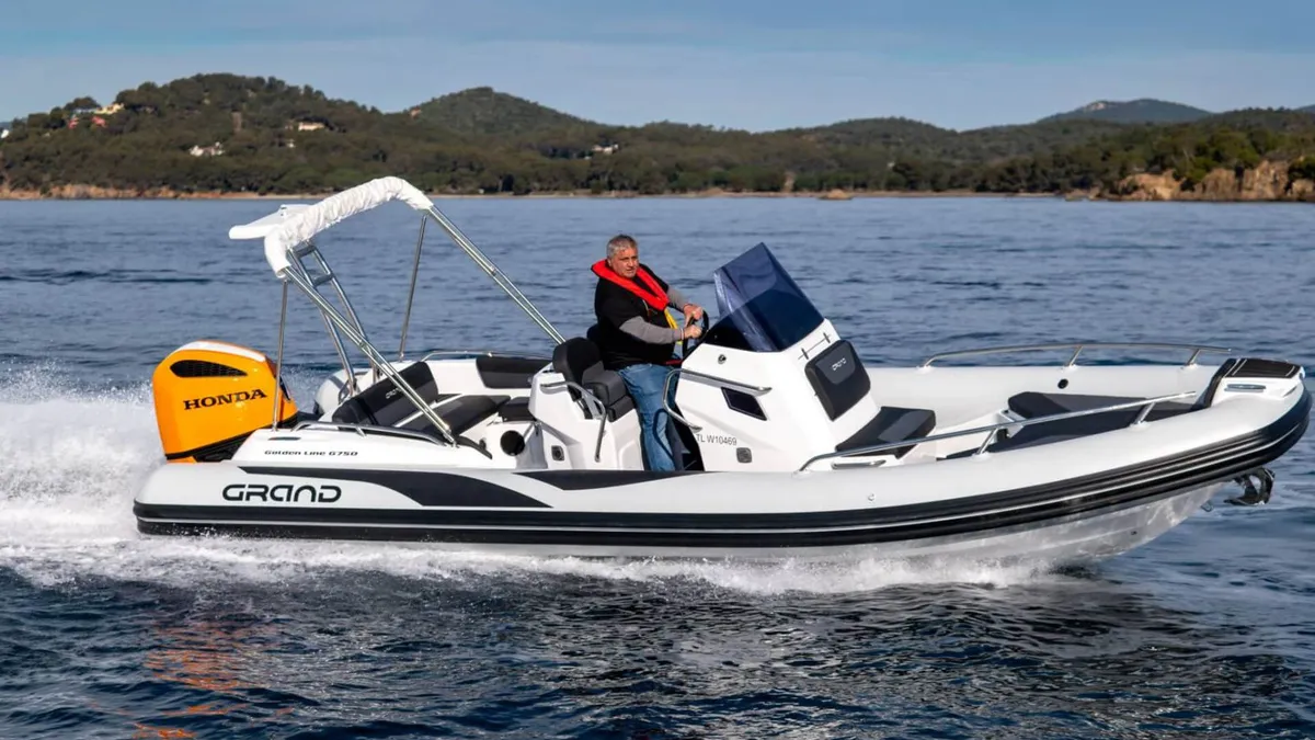 Grand G750: Eine Fahrt mit dem Schlauchboot auf dem Meer