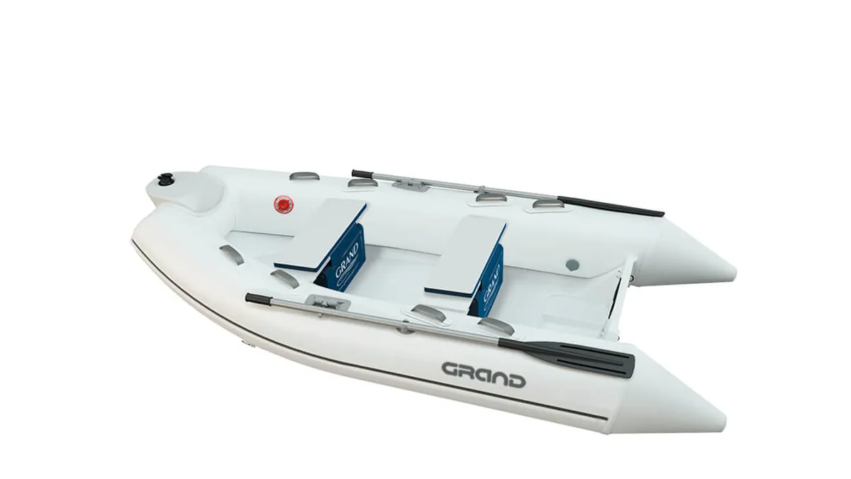 Grand S300: Gummiboot mit Rudern auf weißem Hintergrund
