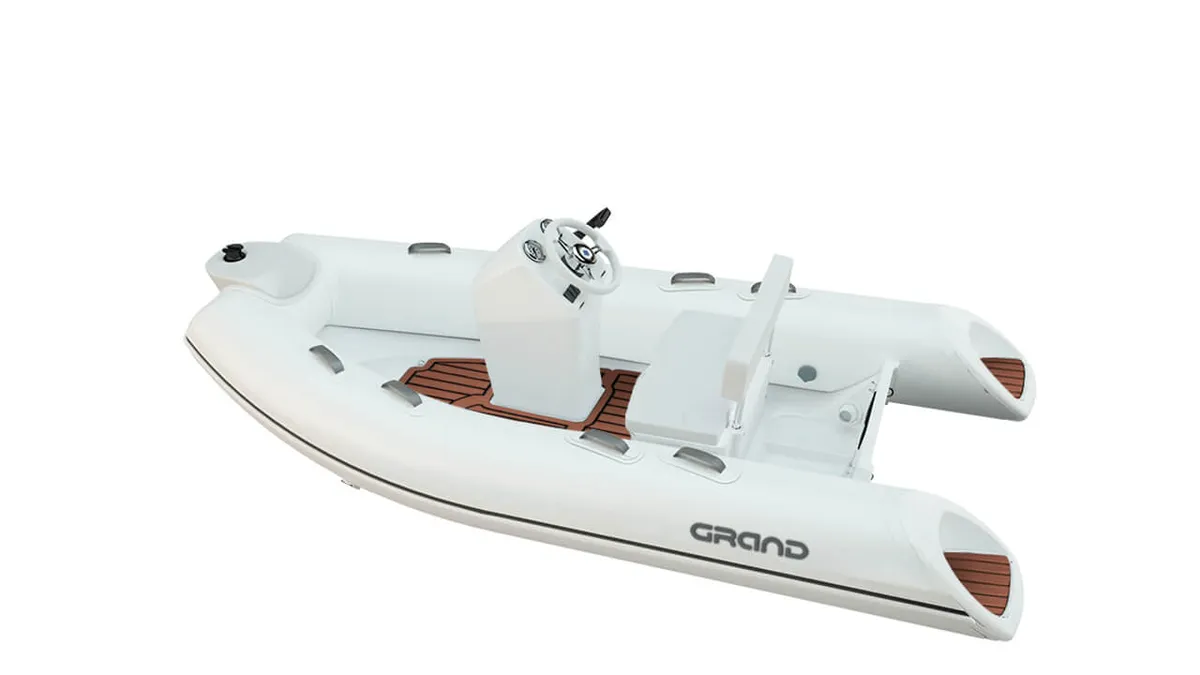 Grand S300L: Schlauchboot mit Steuerkonsole vor weißem Hintergrund