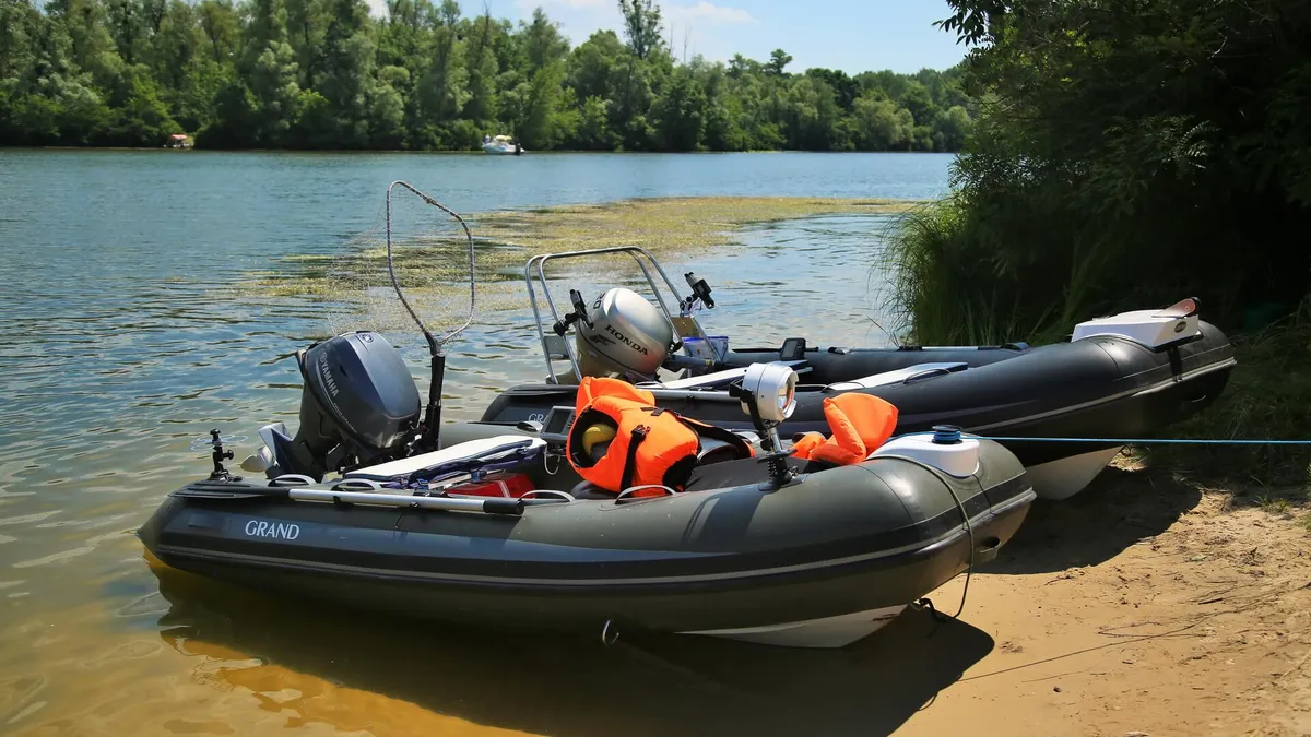 Grand S330: Rubber boats on the shore
