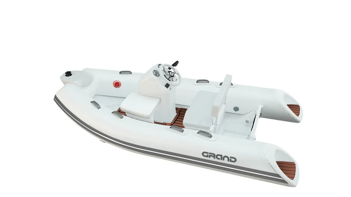 Grand S330L: Gummiboot mit Steuerkonsole vor weißem Hintergrund