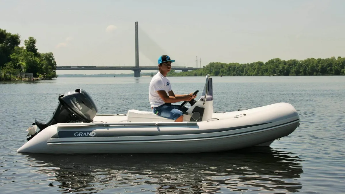 Grand S370NS: Ein Schlauchboot mit einer Person am Steuerstand auf einem Fluss