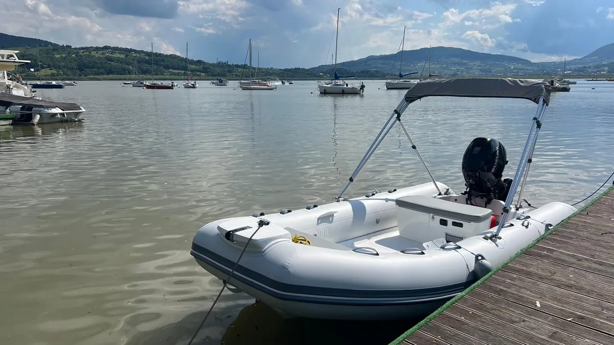 Grand S420N: Rubber dinghy moored to a jetty