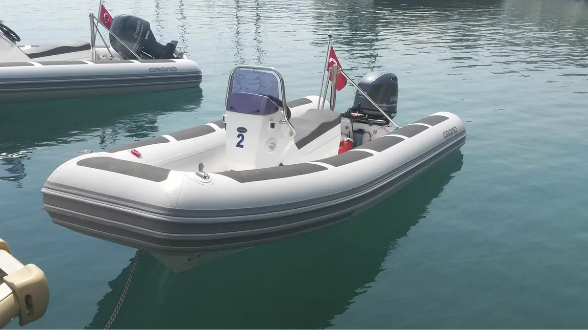 Grand S420NS: Rubber dinghy moored in the harbour