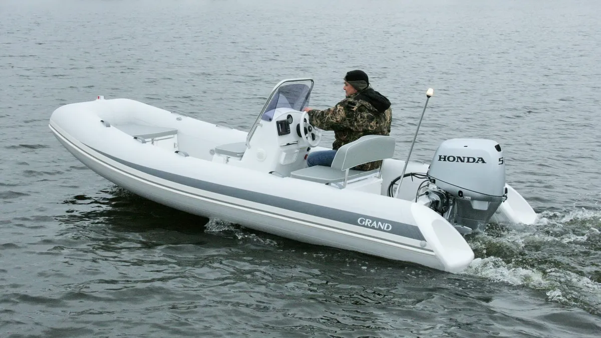 Grand S470NL: Rubber boat cruising on the water
