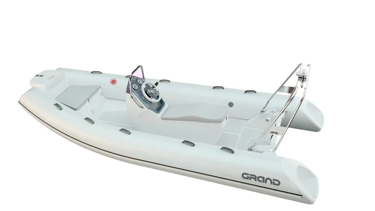 Grand S470NS: Gummiboot mit Steuerkonsole vor weißem Hintergrund