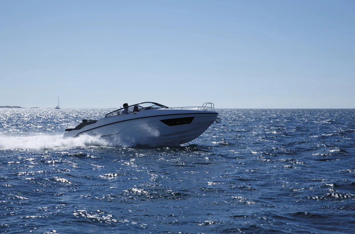 Grandezza 25 S: Boat cruising at sea