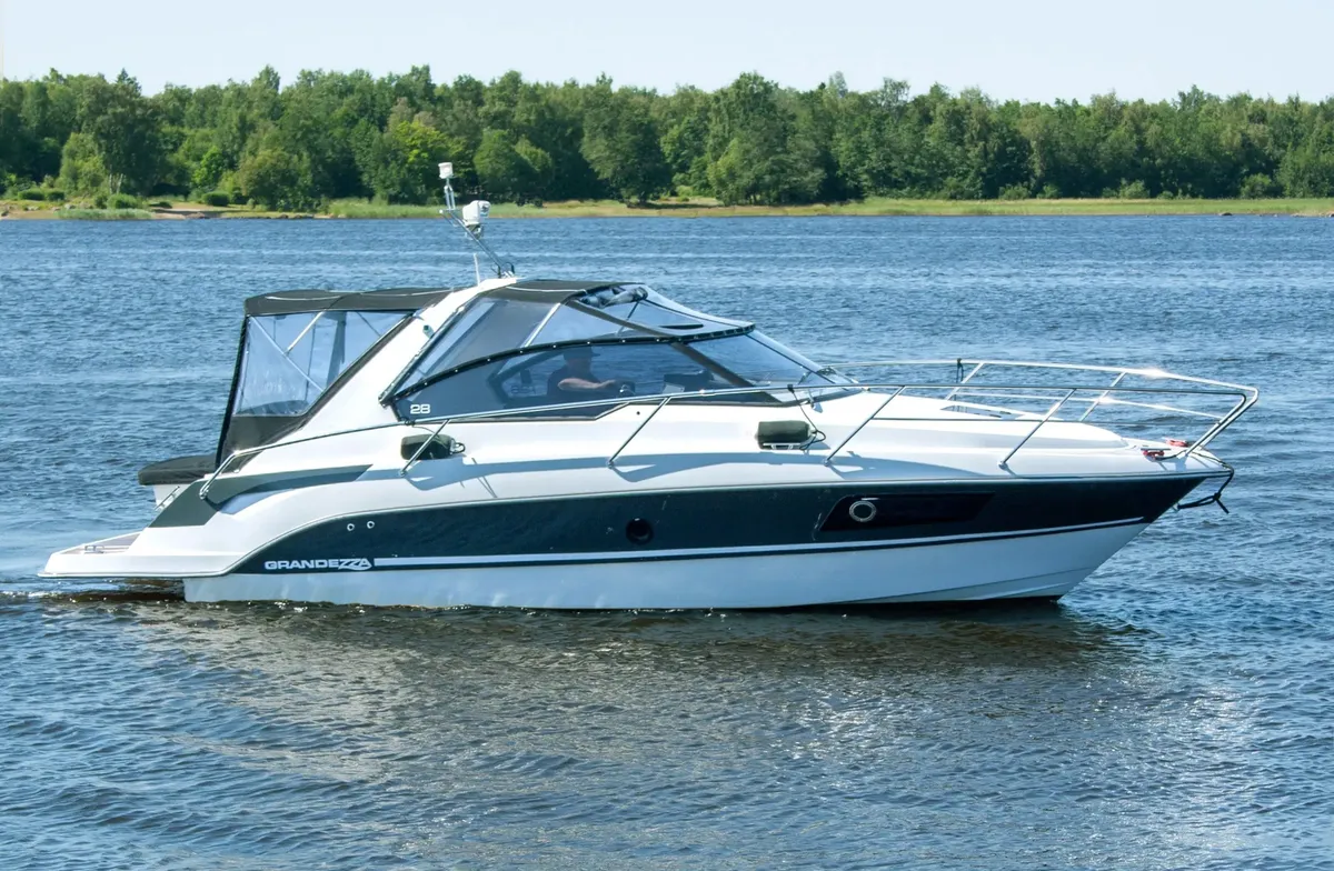 Grandezza 28 DC: Motorboat cruising on a lake