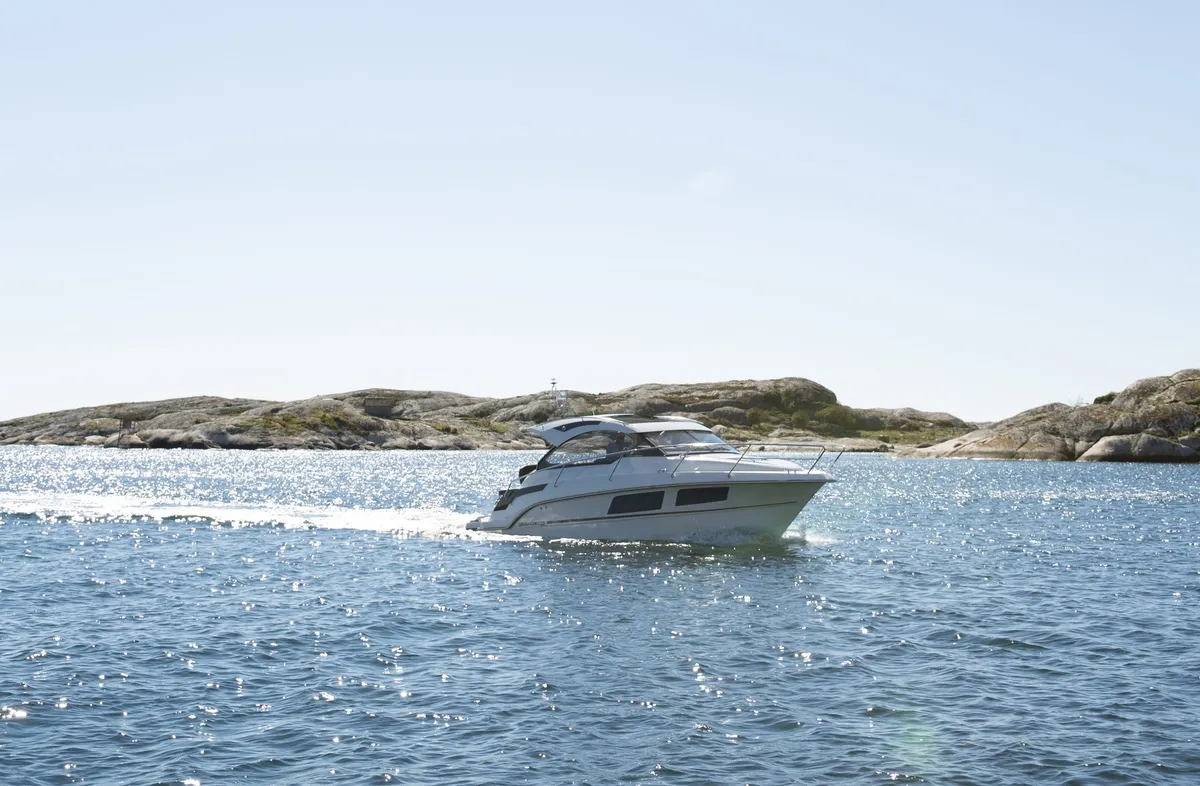 Grandezza 28 OC: Boat cruising near rocks