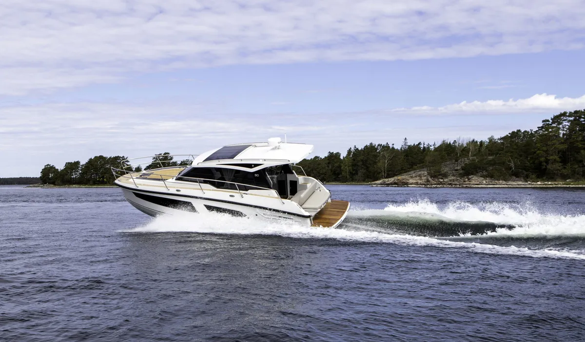 Grandezza 30 OC/CA: Boat cruising on water