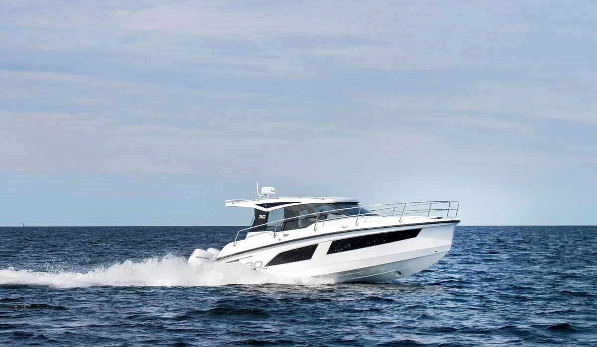 Grandezza 30 Outboard: White boat cruising at sea