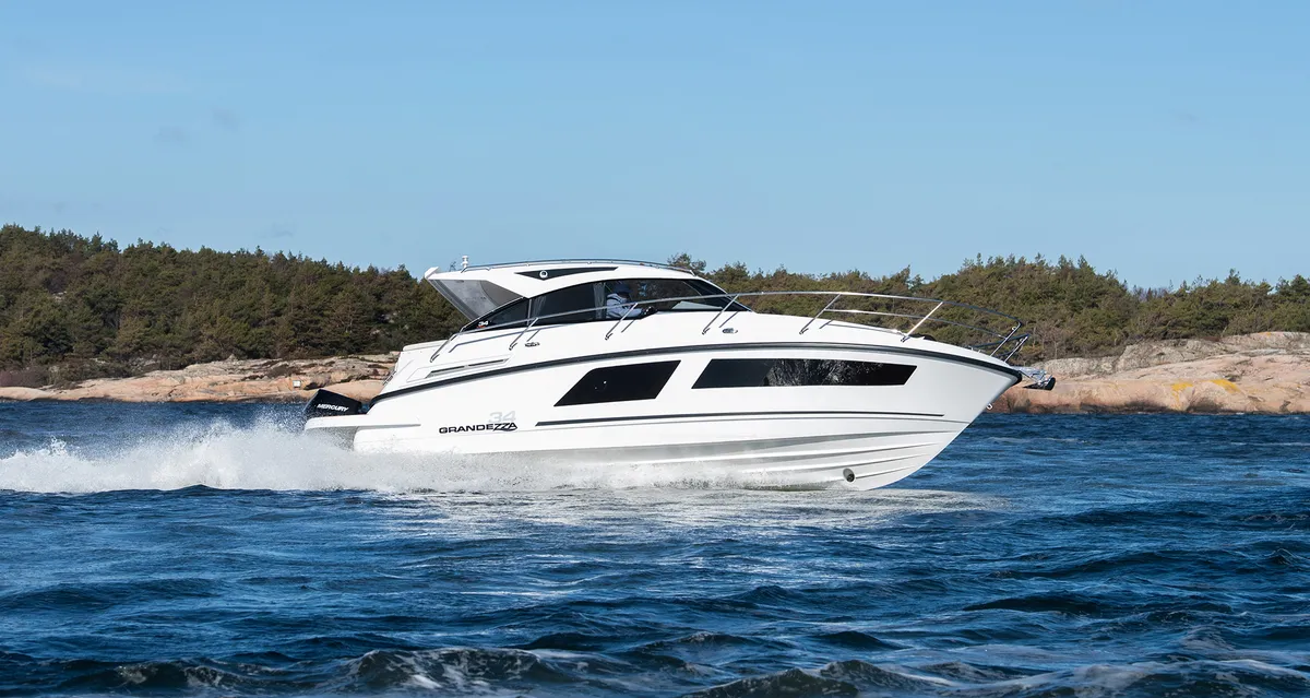 Grandezza 34 Outboard: White boat cruising at sea