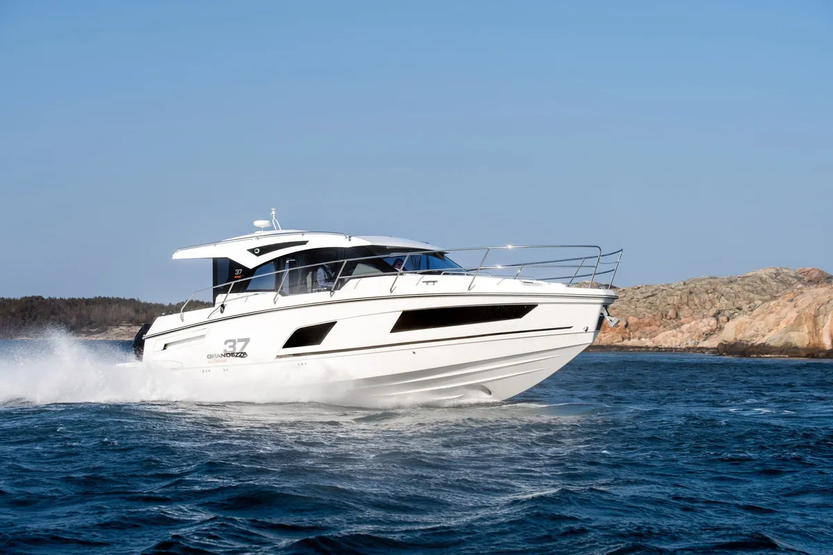 Grandezza 37 Outboard: Ein weißes Boot, das auf dem Meer fährt
