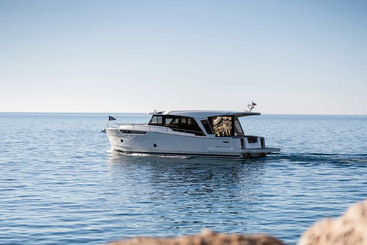 Greenline 42: White motorboat cruising at sea