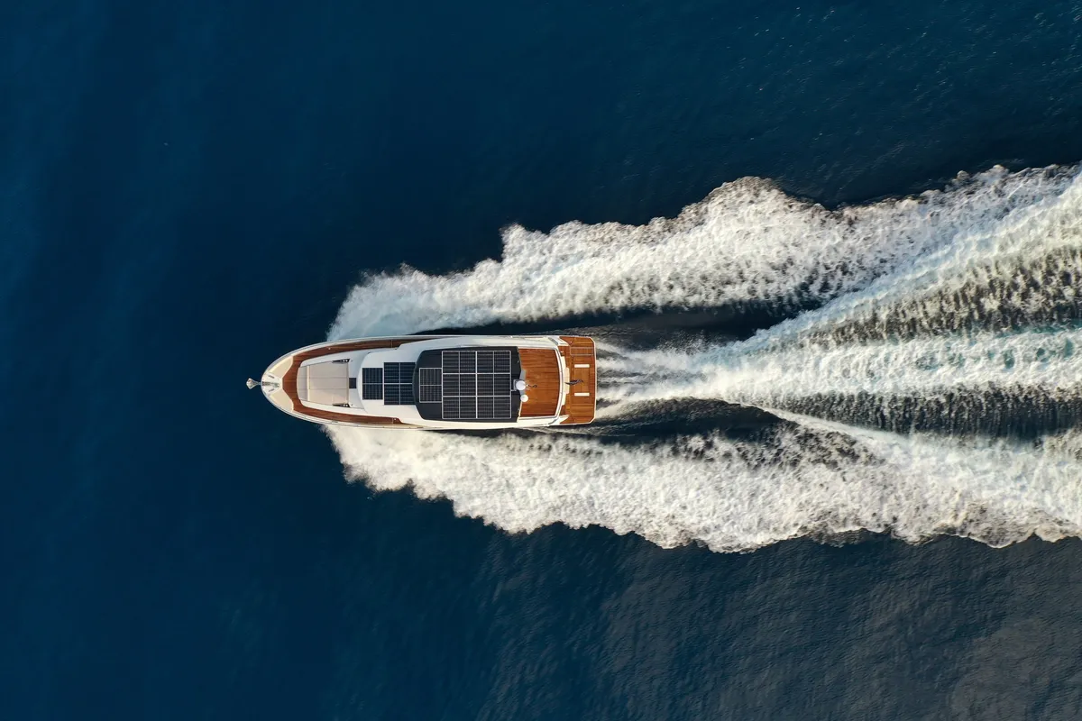 Greenline 45 Fly: Boat cruising through waves