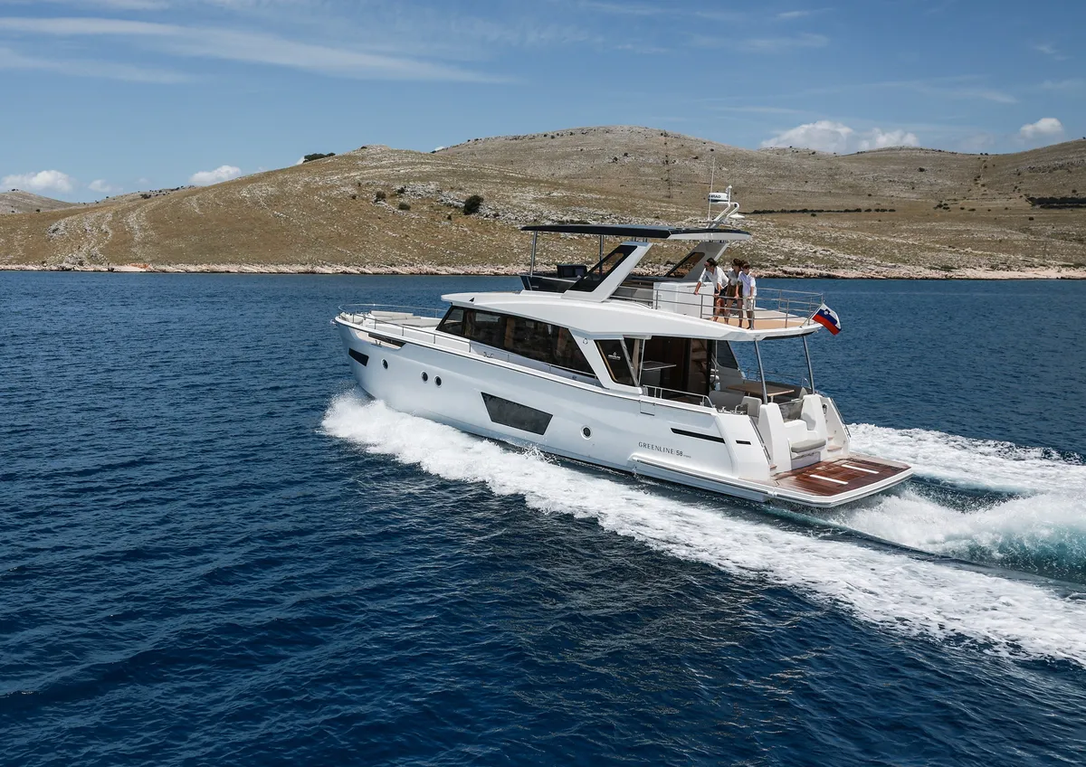 Greenline 58 Fly: Yachtfahrt auf dem Meer