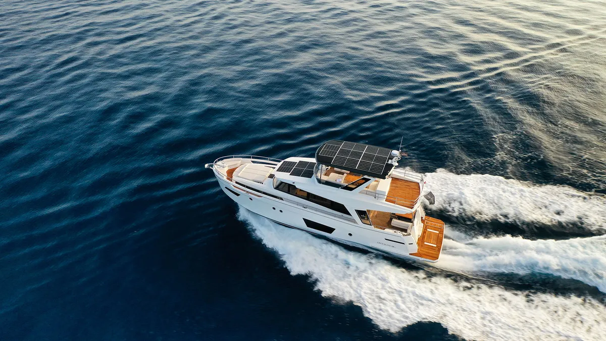 Greenline 58 Fly: Un yacht équipé de panneaux solaires naviguant en mer