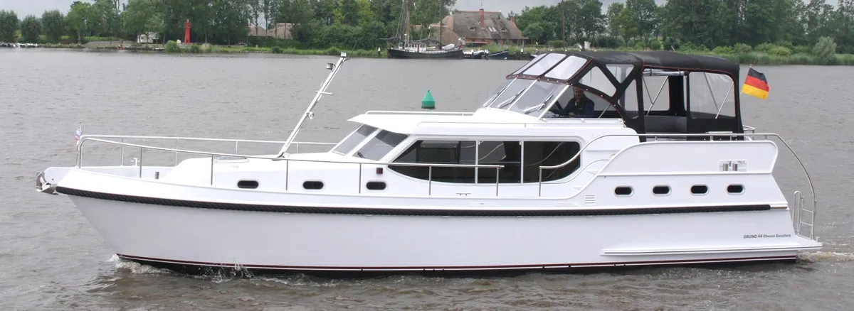 Gruno Motoryachten Classic 44: White motorboat cruising on the water