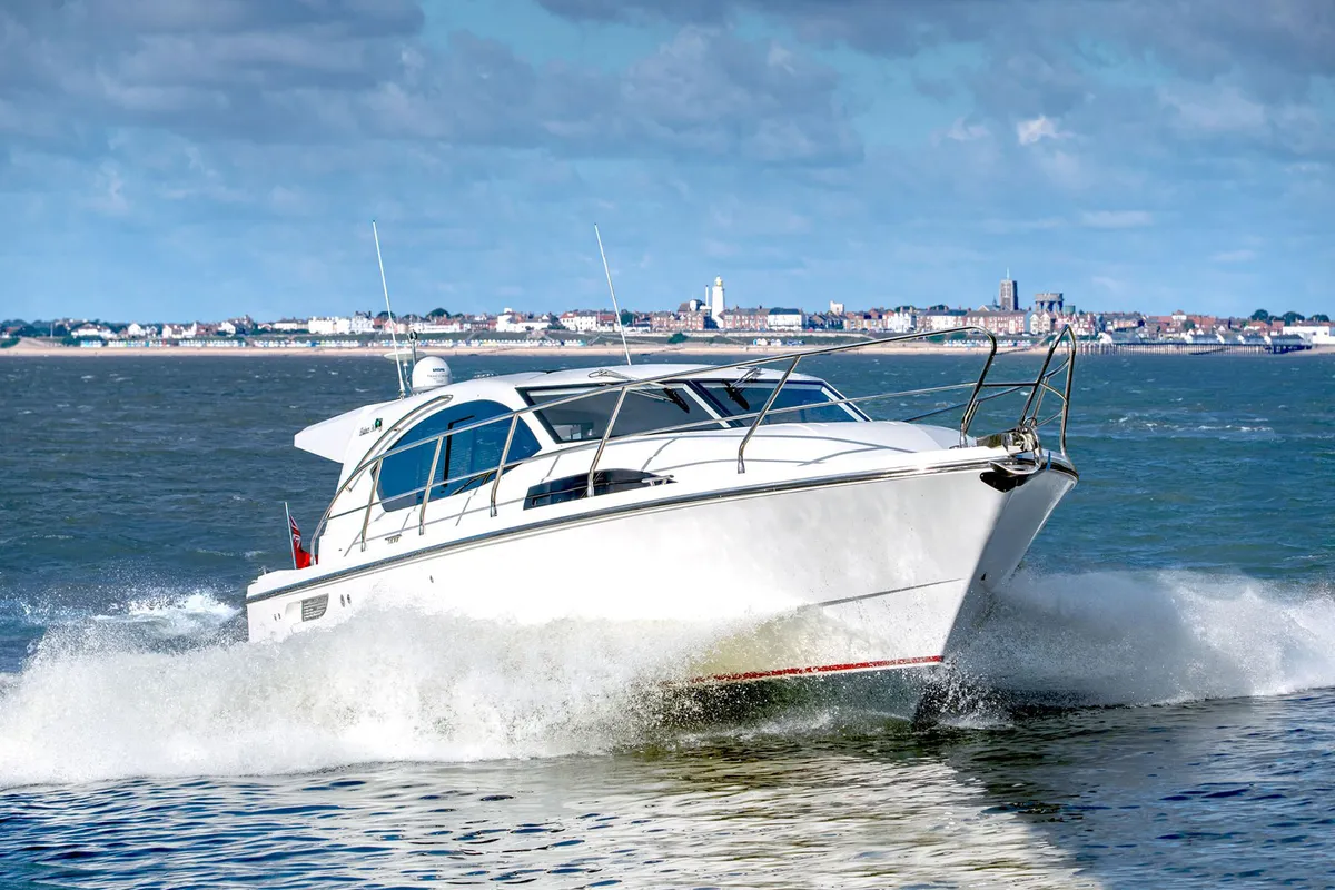 Haines Marine 36 Offshore: Bootsfahrt auf dem Meer