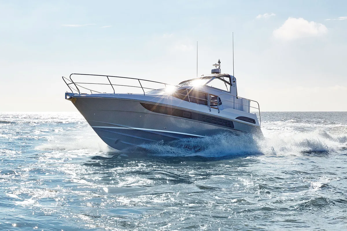 Haines Marine 400: Boat cruising at sea
