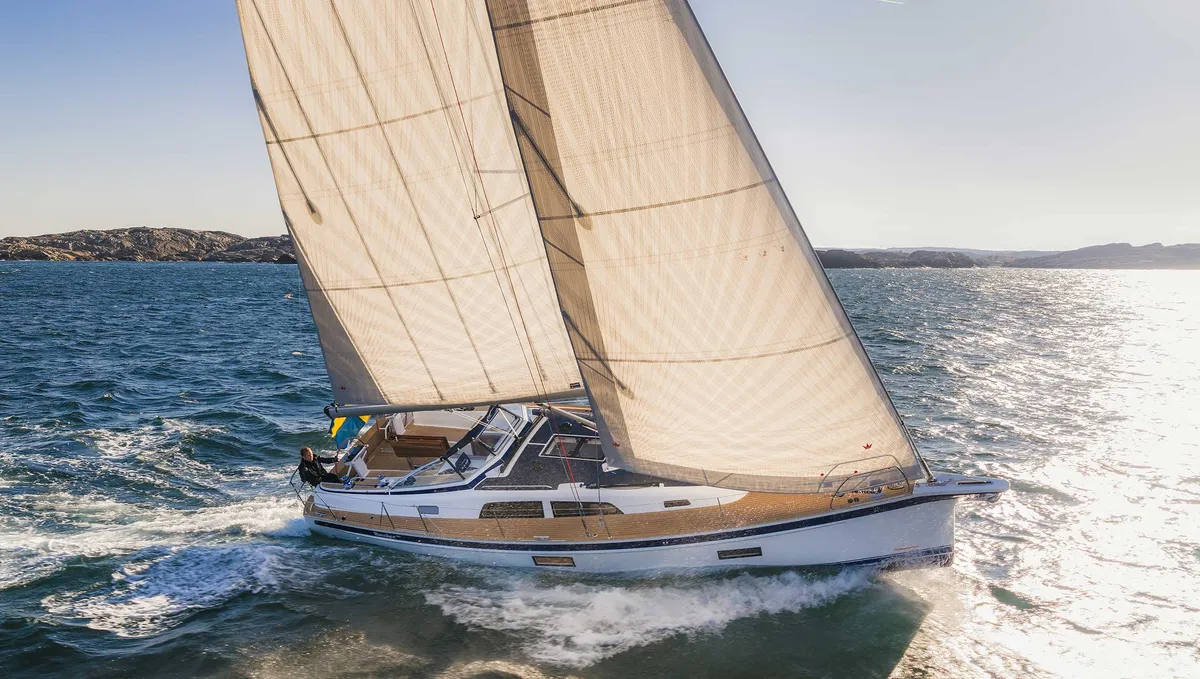Hallberg-Rassy 370: Sailing boat at sea