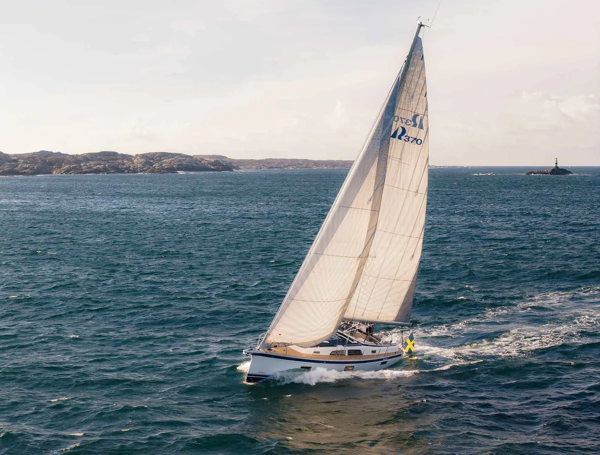 Hallberg-Rassy 370: Segelboot auf dem Meer