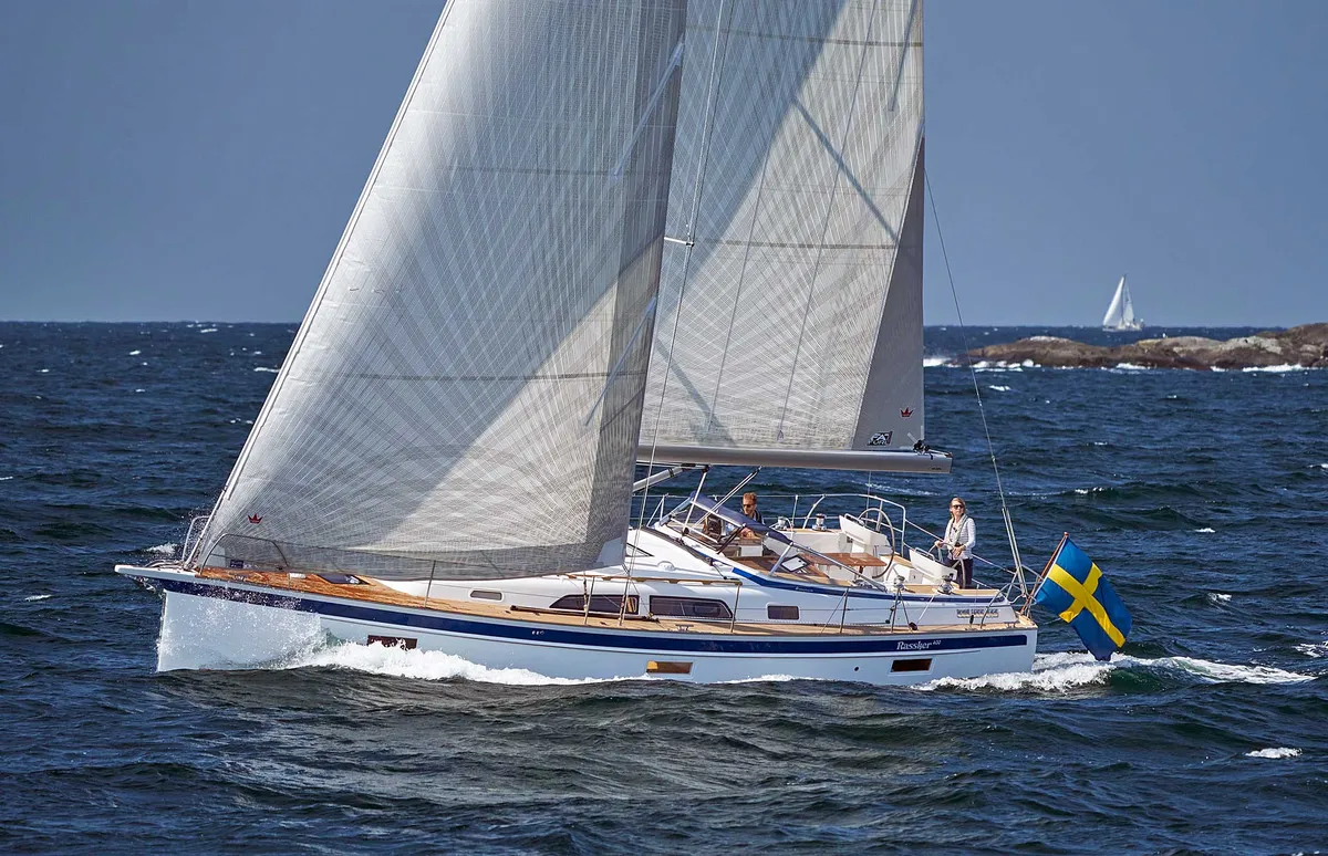 Hallberg-Rassy 400: Sailing boat at sea