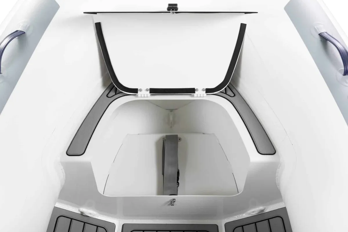 Highfield Boats Classic 340: Stauraum im Bug des Bootes