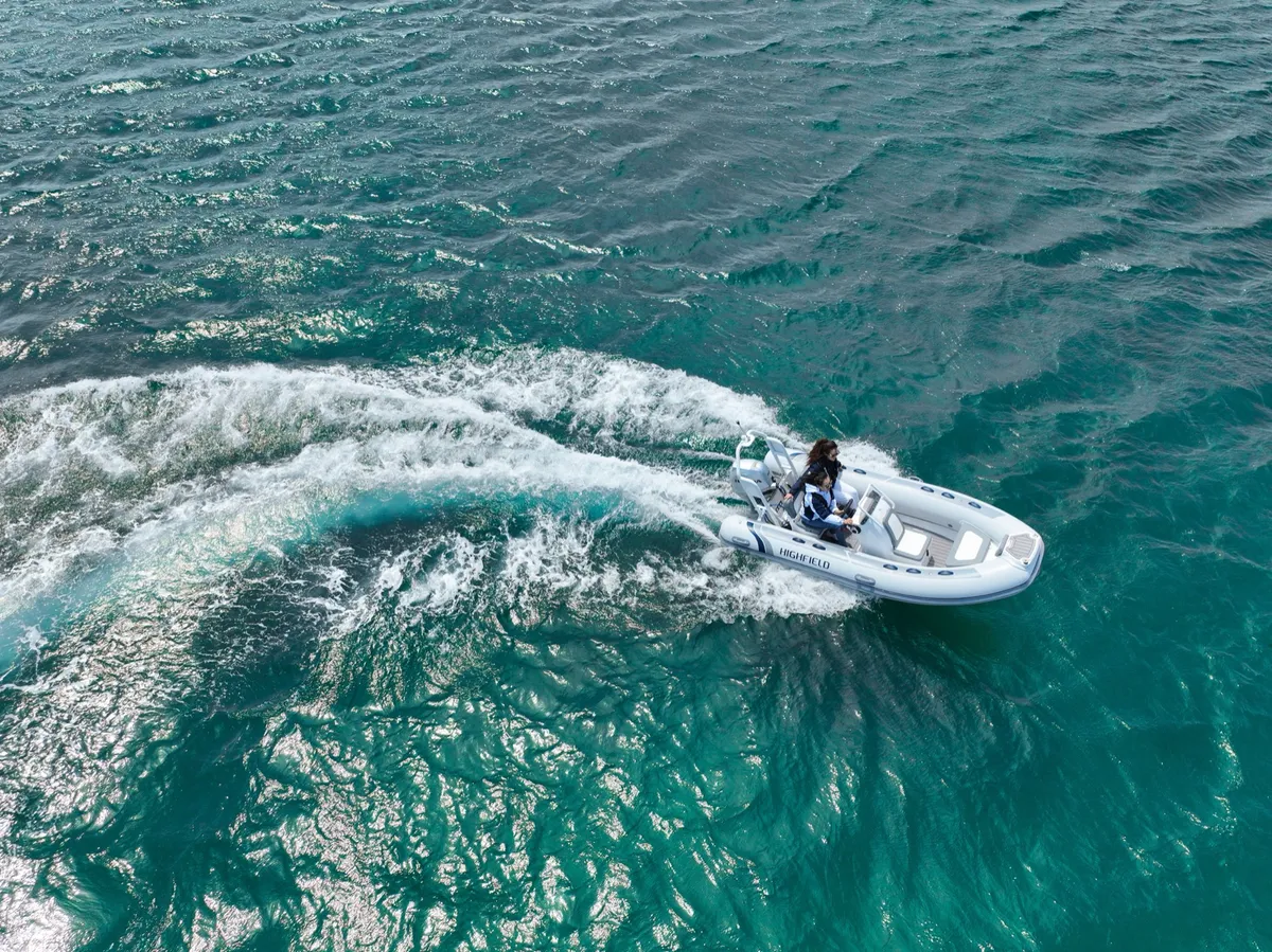 Highfield Boats Classic 400: Bootsfahrt auf dem Meer