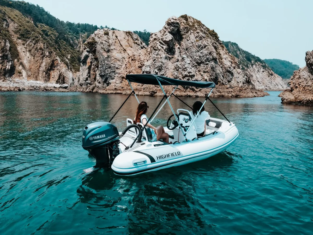 Highfield Boats Sport 330: Rubber dinghy at sea near rocks