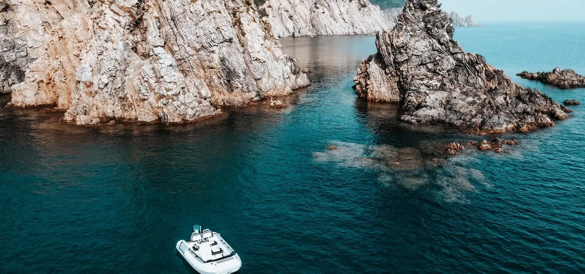 Highfield Boats Sport 360: Boat at anchor amongst rocks