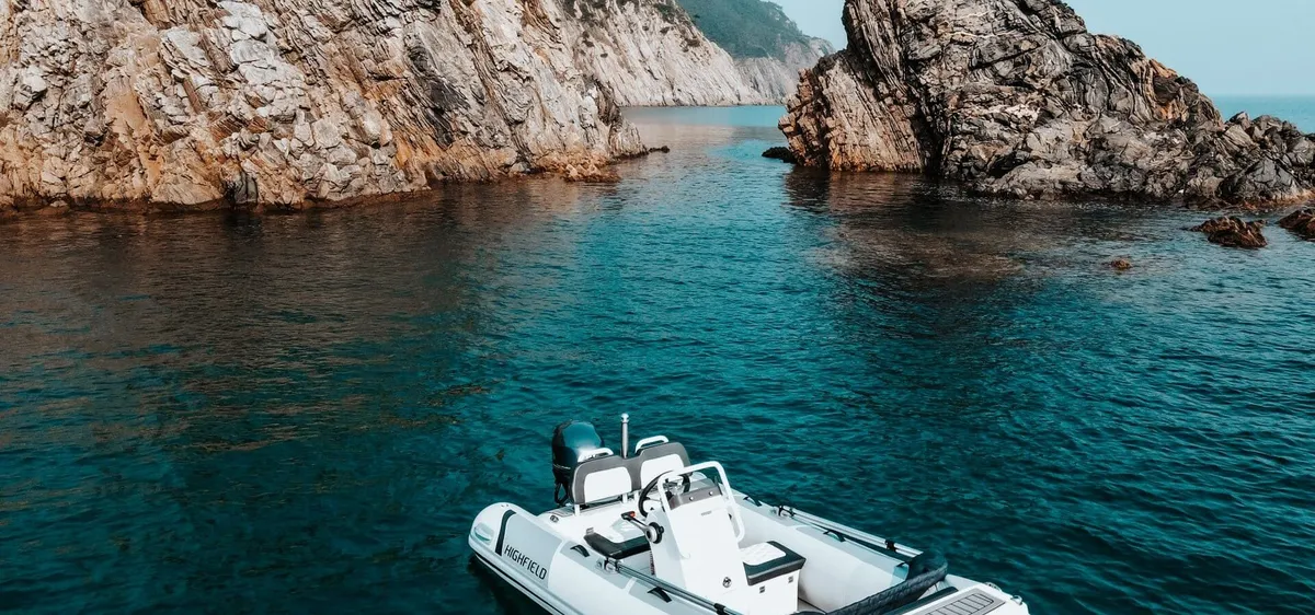 Highfield Boats Sport 360: Ein Schlauchboot zwischen Felsen auf dem Meer