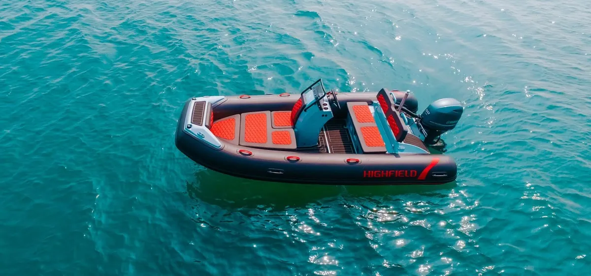 Highfield Boats Sport 420: Ein Schlauchboot, das auf dem Meer treibt