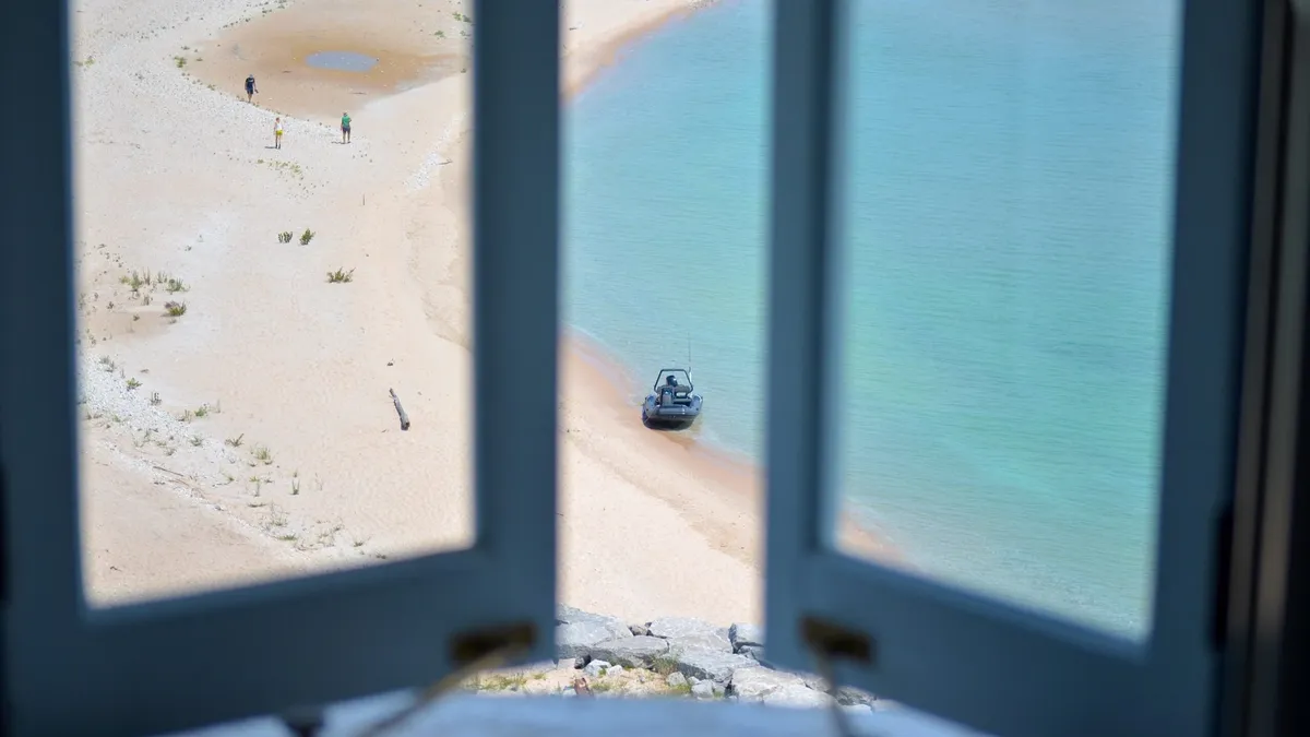 Highfield Boats Sport 420: View of the beach from the window