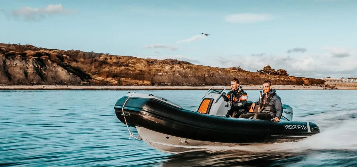 Highfield Boats Sport 460: Ein Schlauchboot, das mit hoher Geschwindigkeit auf dem Meer fährt