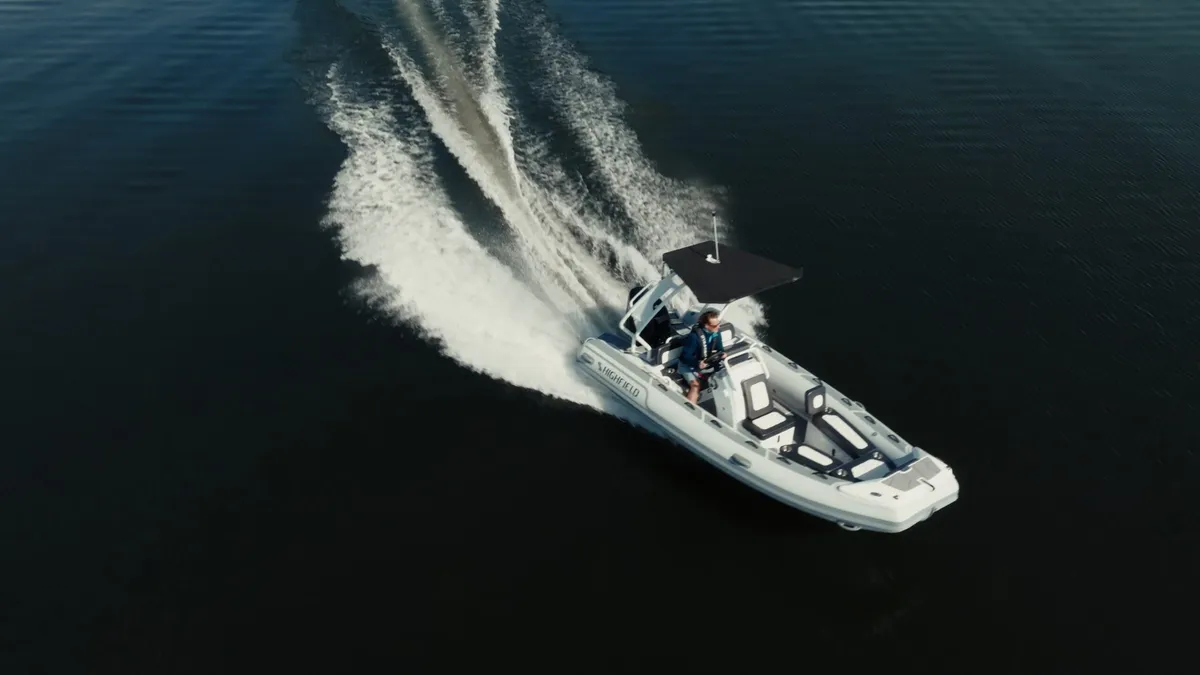 Highfield Boats Sport 520: Boat cruising with a wake