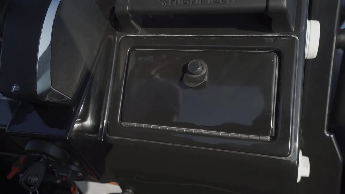 Highfield Boats Sport 700: Dashboard storage compartment with lid