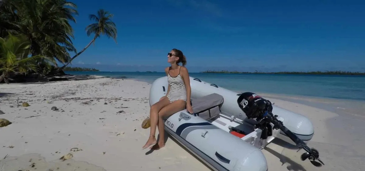 Highfield Boats Ultralite 260: Rubber dinghy on the beach with a woman