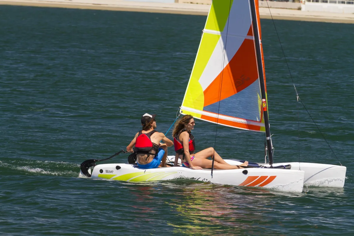 Hobie Wave: Seitenansicht während der Fahrt