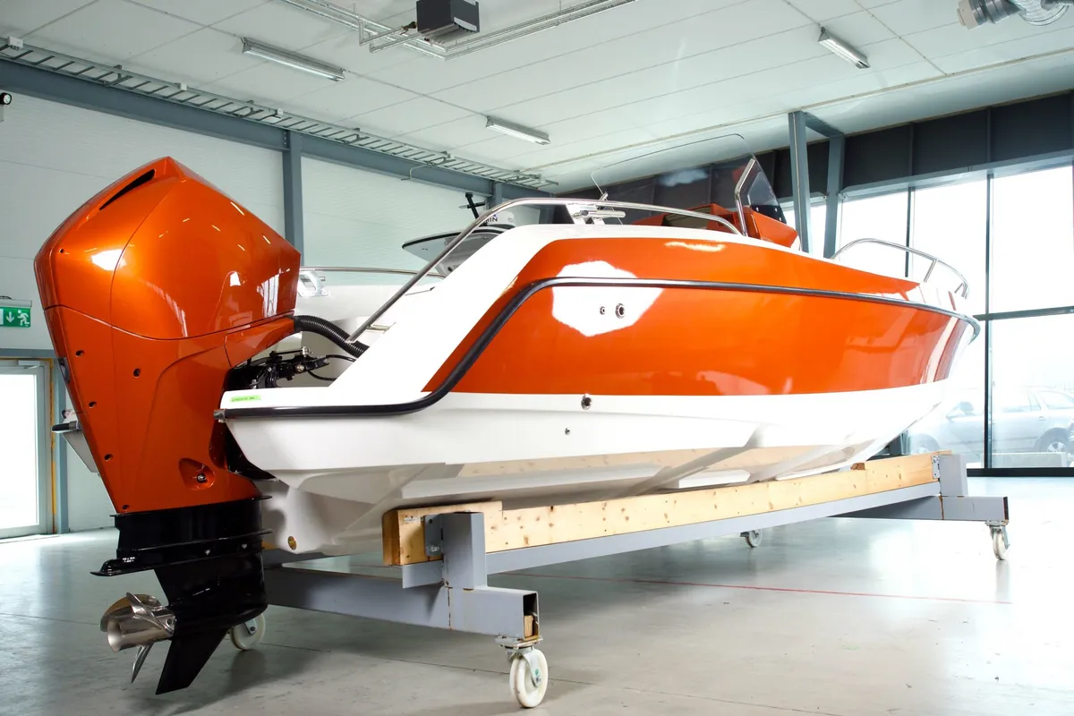 Hydrolift X-22: Boot auf einem Anhänger in einem Ausstellungsraum