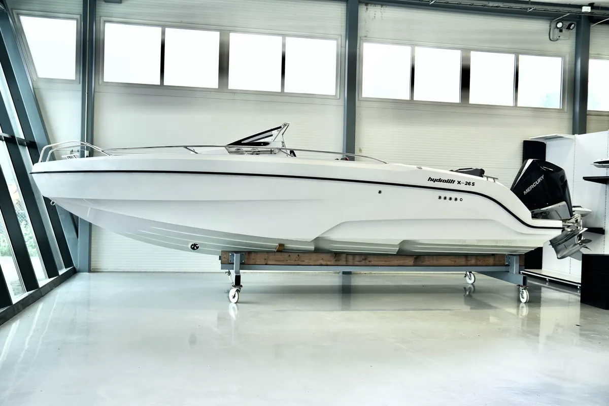 Hydrolift X-26 S: Bateau sur remorque à l'intérieur